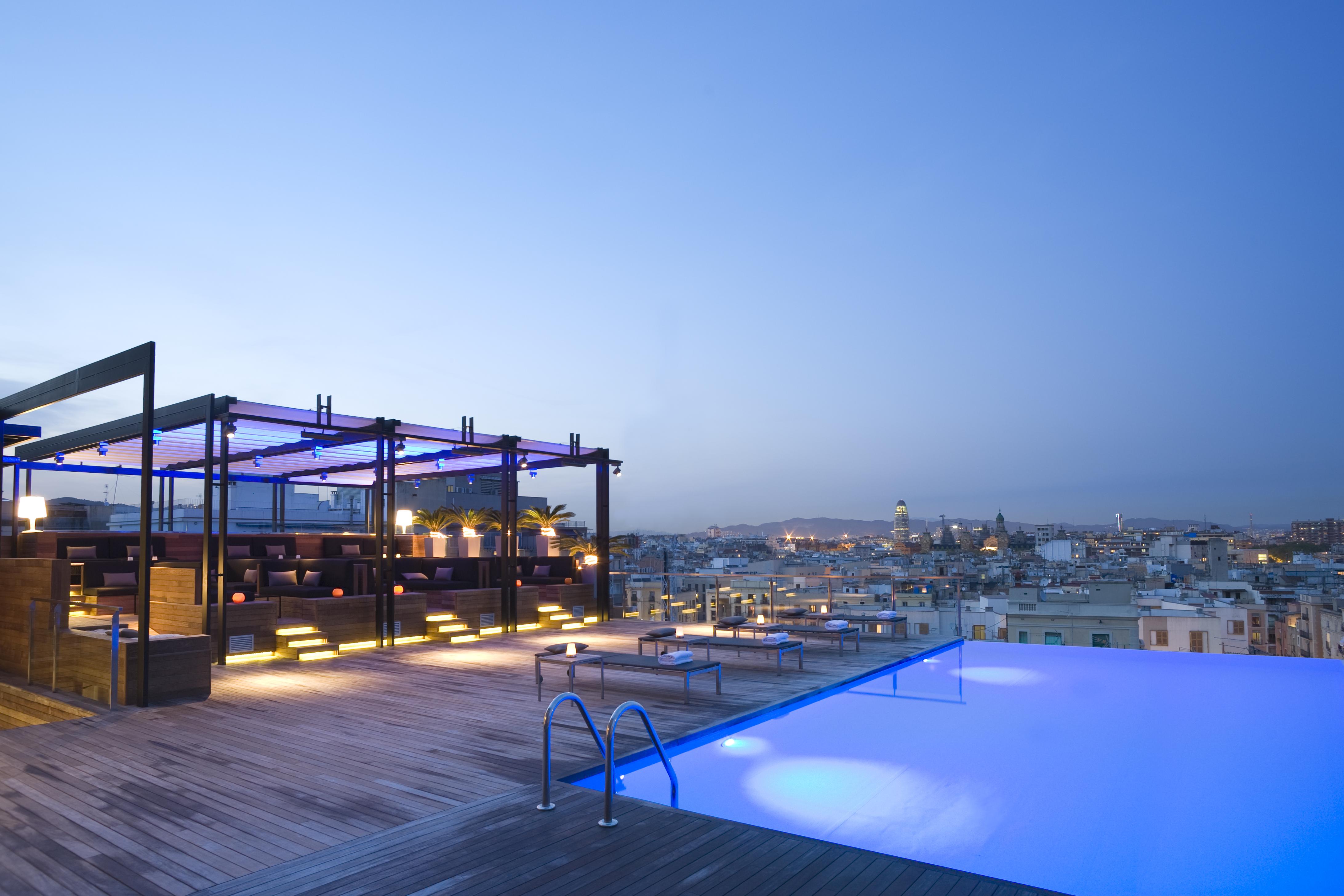 Grand Hotel Central, Small Luxury Hotels Barcelona Exterior foto The rooftop pool at the hotel