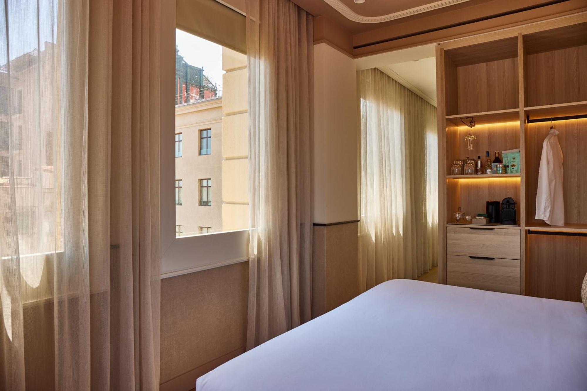Grand Hotel Central, Small Luxury Hotels Barcelona Exterior foto A bedroom at the hotel