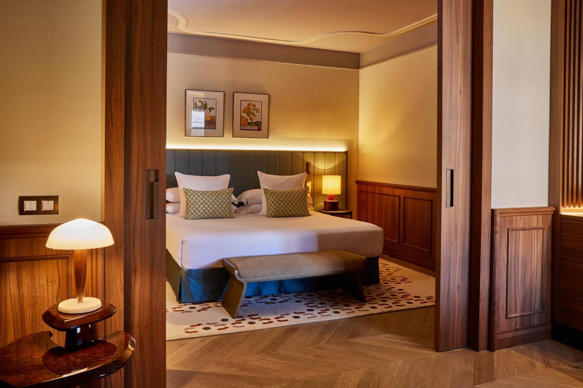 Grand Hotel Central, Small Luxury Hotels Barcelona Exterior foto A bedroom at the hotel